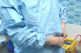 Preparation: How to put surgical clothes on